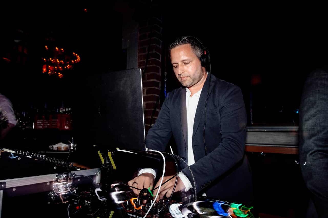Alex legt bei einer Hochzeit am DJ-Pult auf
