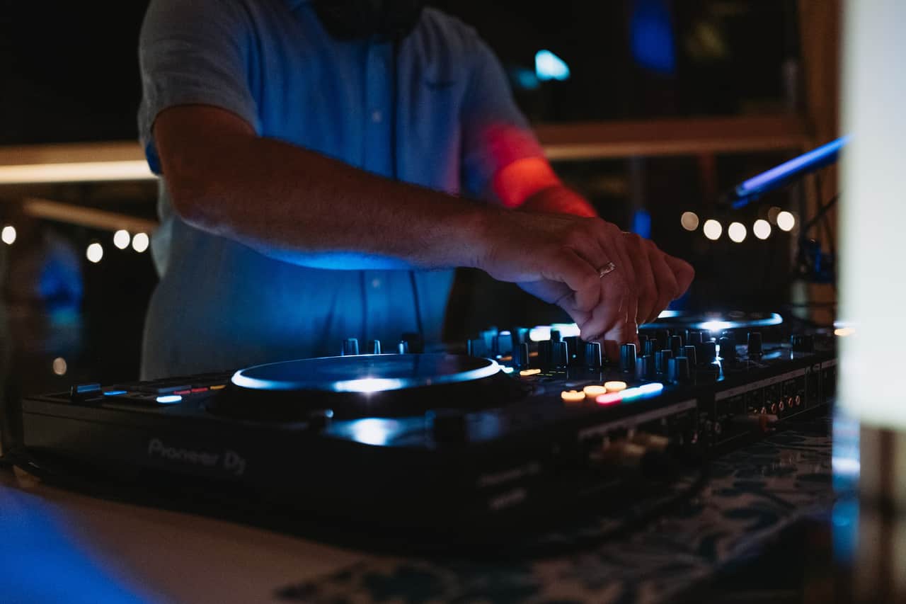 Nahaufnahme von Alex’ DJ-Controller mit Mixer und Jogwheels