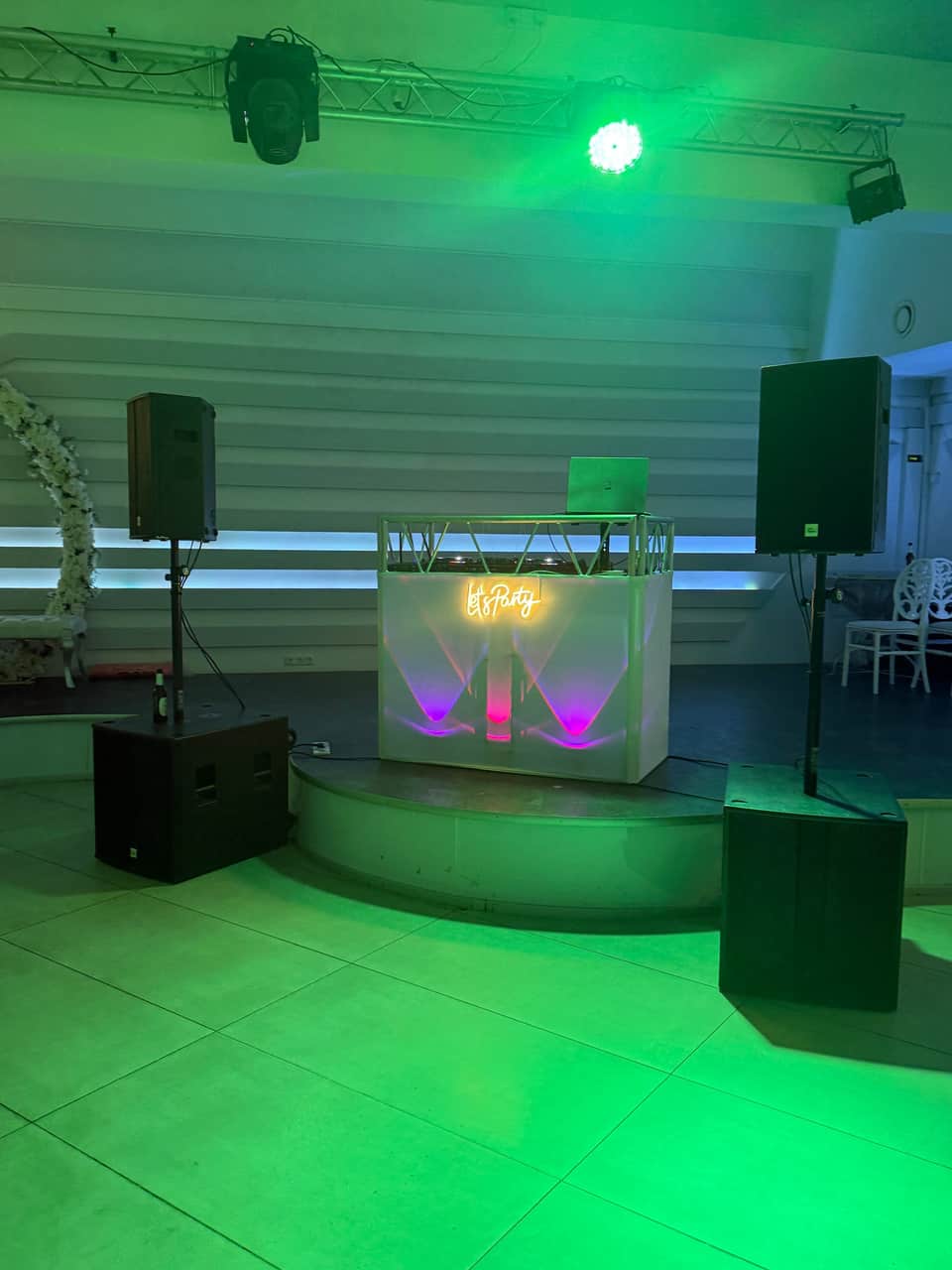 DJ-Aufbau mit Lautsprechern und Licht in einem Saal