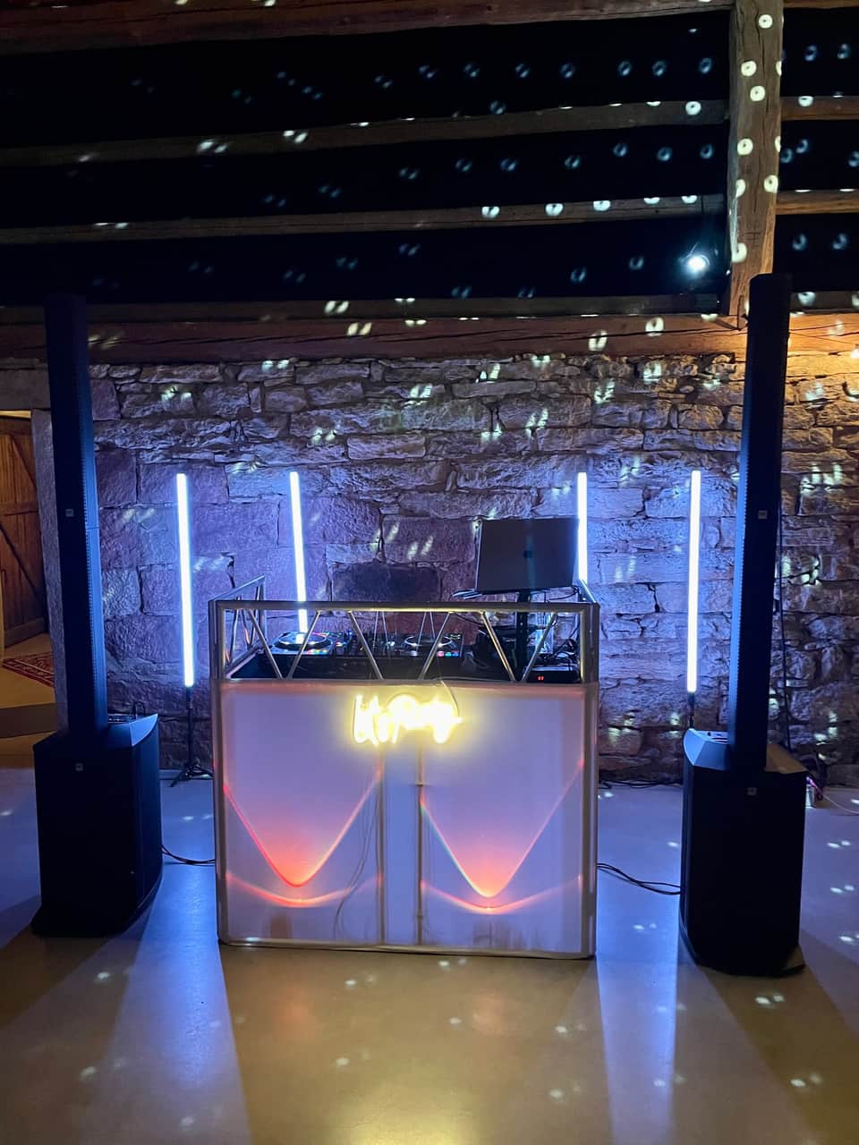 DJ-Aufbau mit Licht in einer Scheune